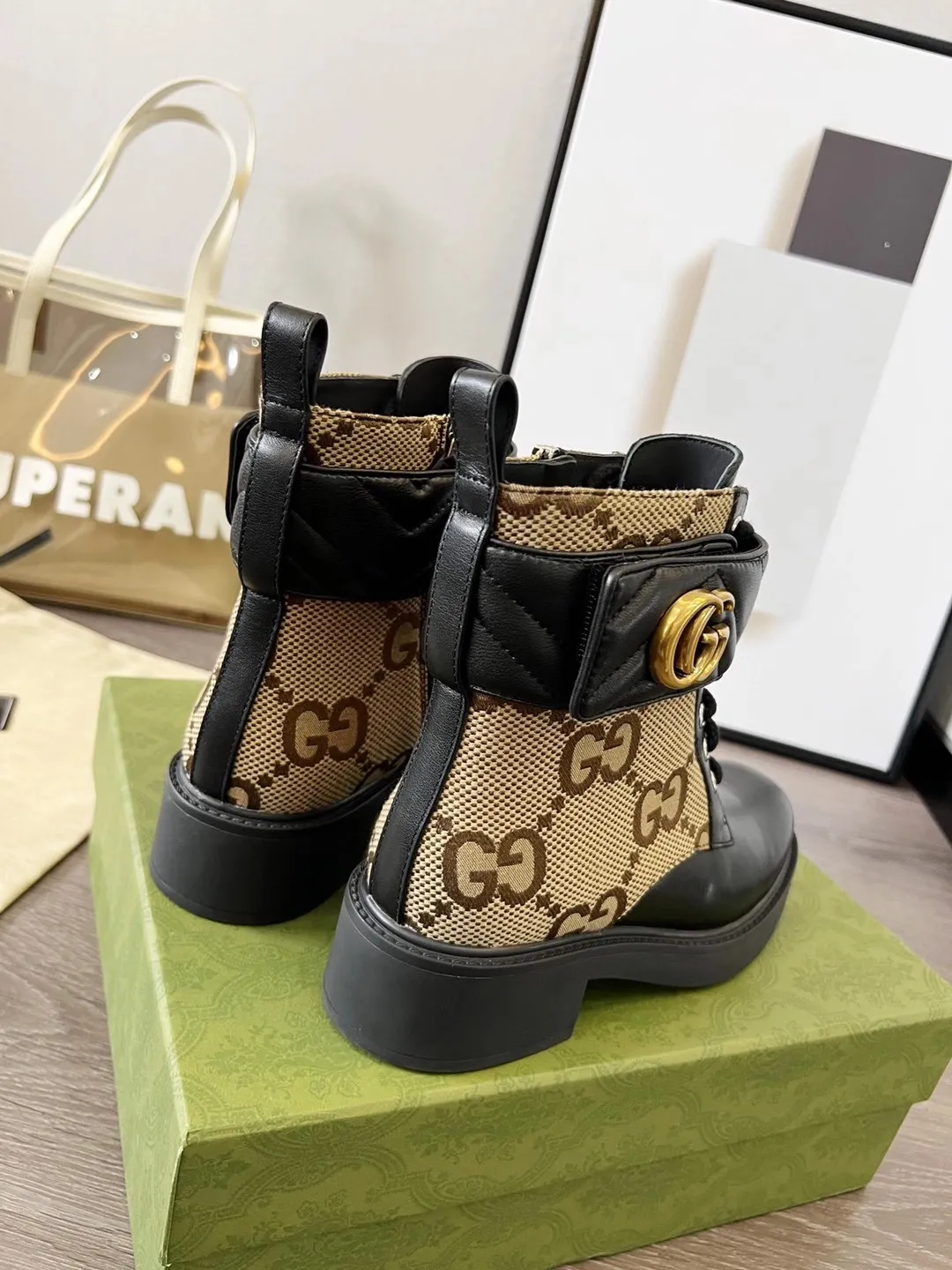 👟👟Ex-factory price 560👟👟 Autumn and winter GUCCI double G ankle boots original model opening✅ Full oil edges and metal chain details, a pull strap at the back for easy putting on and taking off, elastic design on both sides, full of high-end sense [strong] Fabric: cowhide🐂 Inner/foot pads: high-end cowhide🐂 Little Bee GUCCI TPU outsole Heel height 4cm Color: black Code number: 35-41 (41 needs to be customized) Packaging: Comes with card and cloth bag.